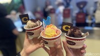 Begini tampilan tiga macam varian es krim paling favorit. Salah satunya varian Chocolate Bliss yang punya sentuhan rasa cokelat pekat sedikit manis ditambah potongan brownies chewy. Foto: Detikcom / Atiqa Rana