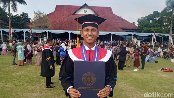 Muhammad Fauzi Ramadana wisudawan IPDN dari Sulawesi Barat.