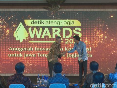 Manajer Regional detikcom, Tri Wahyu Sudibyo, menyerahkan penghargaan ke Rektor UAD, Prof Muchlas dalam acara detikJateng-Jogja Awards 2025 di Semarang, Rabu (23/7/2025) malam.