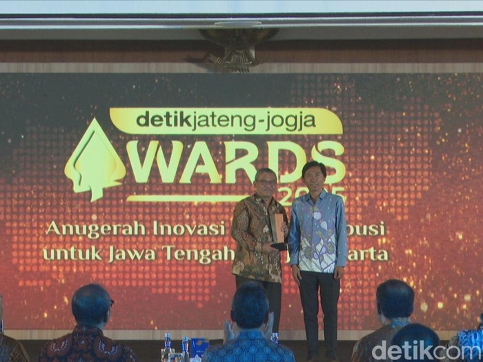Manajer Regional detikcom, Tri Wahyu Sudibyo, menyerahkan penghargaan ke Rektor UAD, Prof Muchlas dalam acara detikJateng-Jogja Awards 2025 di Semarang, Rabu (23/7/2025) malam.