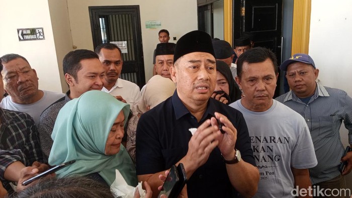 Mantan Bupati Bone Bolango Hamim Pou menangis usai divonis bebas di kasus korupsi bansos.