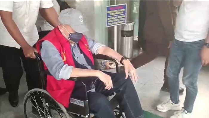 Mantan Gubernur Sumsel Alex Noerdin menggunakan kursi roda saat diperiksa Kejati Sumsel.