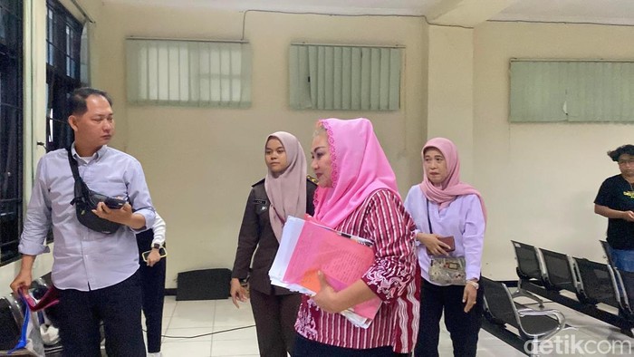 Mantan Wali Kota Semarang, Hevearita Gunaryanti Rahayu keluar dari ruang sidang Pengadilan Tindak Pidana Korupsi (Tipikor), Kecamatan Semarang Barat, Kota Semarang, Rabu (23/7/2025).