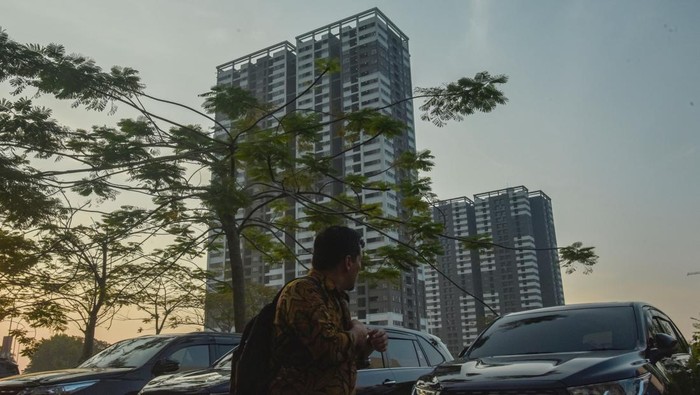 Warga melintas di samping proyek pembangunan Apartemen Meikarta di Cikarang Pusat, Kabupaten Bekasi, Jawa Barat, Selasa (22/7/2025). Kementerian Perumahan dan Kawasan Permukiman (PKP) melakukan mediasi antara konsumen  dengan pengembang apartement meikarta melalui skema titip jual. ANTARA FOTO/Fakhri Hermansyah/tom.