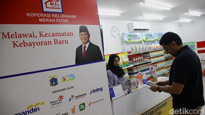 Melihat Koperasi Merah Putih di Melawai Jaksel Petugas menata barang pada Koperasi Kelurahan Merah Putih di Melawai, Blok M, Kebayoran Baru, Jakarta, Rabu (23/7/2025).