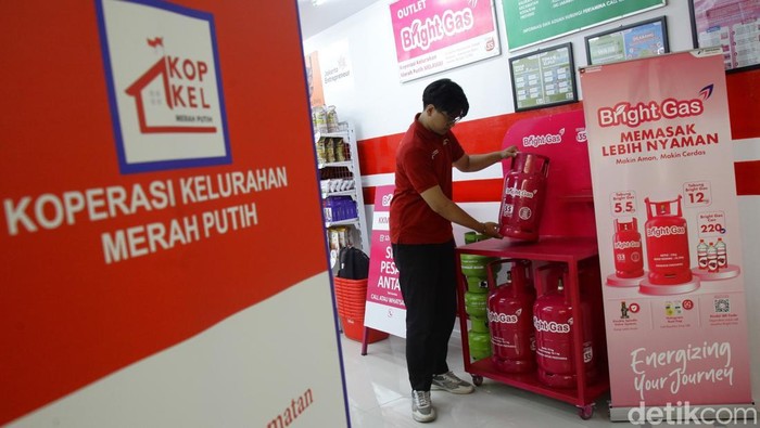 Petugas menata barang pada Koperasi Kelurahan Merah Putih di Melawai, Blok M, Kebayoran Baru, Jakarta, Rabu (23/7/2025).