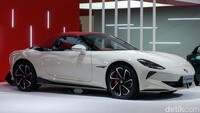 MG Cyberster versi Modern Beige dengan atap khusus. Indonesia merupakan salah satu pasar utama bagi MG. Peluncuran MG4 EV Max dan varian baru Cyberster ini mencerminkan komitmen kami dalam menghadirkan inovasi global yang relevan bagi konsumen Indonesia, ujar Jason Huang saat peluncuran produk di ICE BSD, Tangerang Selatan, Rabu (23/7).