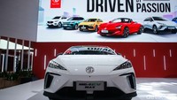 Secara umum, MG4 EV Max tak berbeda dibandingkan versi regular. Hanya saja, pabrikan melengkapinya dengan baterai yang lebih besar, yakni berkapasitas 64 kwh dengan jarak tempuh hingga 540 km (NEDC).