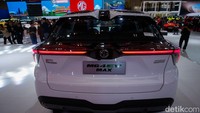Motor listriknya menghasilkan tenaga 203 PS dengan penggerak roda belakang. Performa akselerasinya diklaim lebih instan dan menyenangkan untuk dikendarai. Pengisian daya juga fleksibel, dengan dukungan fast charging DC 144 kW dan AC 7 kW. Ada pula sistem KERS tiga mode yang bantu efisiensi berkendara harian.