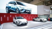 MG4 EV Max dan MG Cyberster versi Modern Beige dengan atap khusus. Jason Huang selaku Chief Execuve Officer (COO) MG Motor Indonesia mengatakan, dua mobil listrik tersebut sama-sama diproduksi di Tanah Air. Sebab, menurutnya, Indonesia merupakan salah satu pasar utama mereka di dunia.