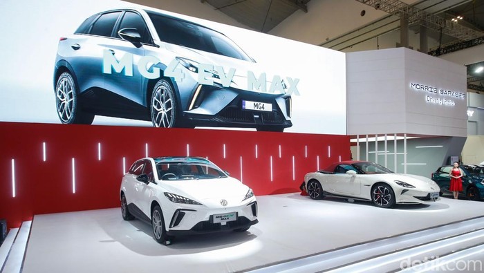 Melihat Lebih Dekat MG4 EV MAX dan MG Cyberster Morris Garage (MG) Motors resmi meluncurkan dua mobil listrik baru di Gaikindo Indonesia International Auto Show atau GIIAS 2025, yakni MG4 EV Max dan MG Cyberster versi Modern Beige dengan atap khusus, Rabu (23/7/2025).