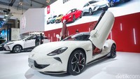 Sementara MG Cyberster hanya berubah di bagian eksterior. Kini, kendaraan itu mengusung warna Beige Pearl dan atap merah.