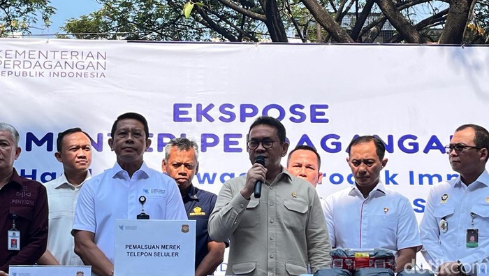 Menteri Perdagangan (Mendag) Budi Santoso menutup pabrik rakitan ponsel ilegal di Ruko Green Court, Cengkareng, Jakarta Barat.