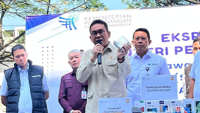 Menteri Perdagangan (Mendag) Budi Santoso menutup pabrik rakitan ponsel ilegal di Ruko Green Court, Cengkareng, Jakarta Barat.