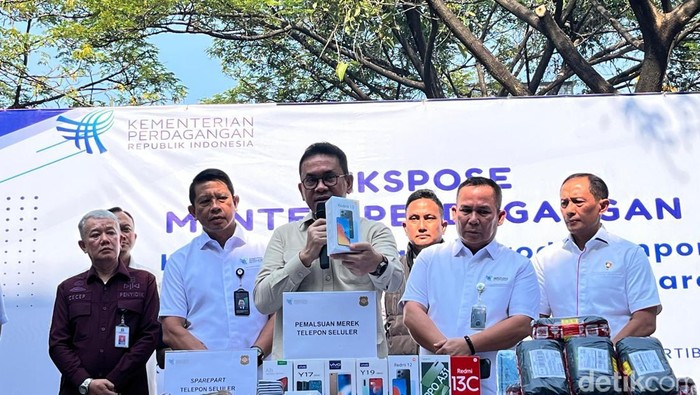 Menteri Perdagangan (Mendag) Budi Santoso menutup pabrik rakitan ponsel ilegal di Ruko Green Court, Cengkareng, Jakarta Barat.