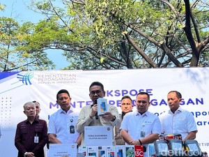 Pabrik Rakitan Smartphone Ilegal Ditutup, 5.847 HP-Mesin Rp 17,6 M Disita