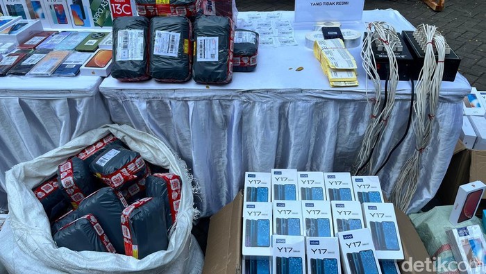 Menteri Perdagangan (Mendag) Budi Santoso menutup pabrik rakitan ponsel ilegal di Ruko Green Court, Cengkareng, Jakarta Barat.
