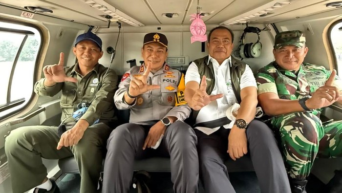 Menhut Raja Juli Antoni didampingi Kapolda Riau Irjen Herry Heryawan dan Pangdam I/Bukit Barisan Mayjen TNI Rio Firdianto mengecek karhutla di Riau, Rabu (23/7/2025).