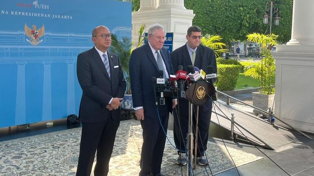 Menteri Investasi Rosan Roeslani dan Stave Forbes.