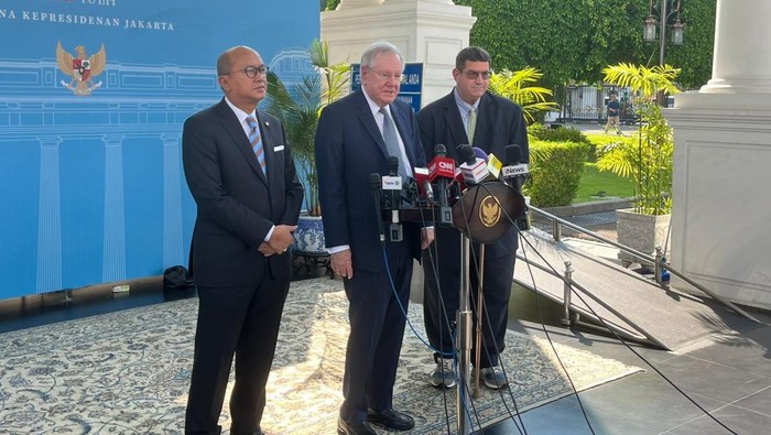 Menteri Investasi Rosan Roeslani dan Stave Forbes.
