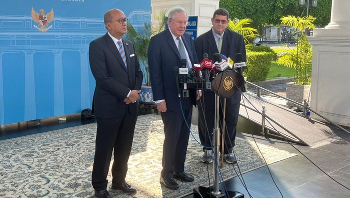 Menteri Investasi Rosan Roeslani dan Stave Forbes.