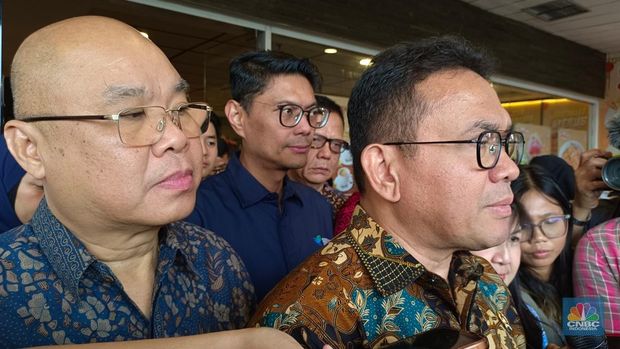 Menteri Perdagangan (Mendag) Budi Santoso bersama Ketua Umum Asosiasi Pengelola Pusat Belanja Indonesia (APPBI) Alphonzus Widjaja saat ditemui di Pusat Grosir Cililitan (PGC) Jakarta, Rabu (23/7/2025). (CNBC Indonesia/Martyasari Rizki)