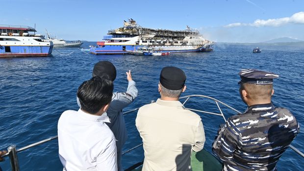 Menteri Perhubungan Dudy Purwagandhi, Senin (21/7) sore, meninjau dan memantau langsung kondisi Kapal Motor (KM) Barcelona VA yang mengalami kebakaran di perairan Pulau Talise, Minahasa Utara, Sulawesi Utara.  (Dok: Dephub)