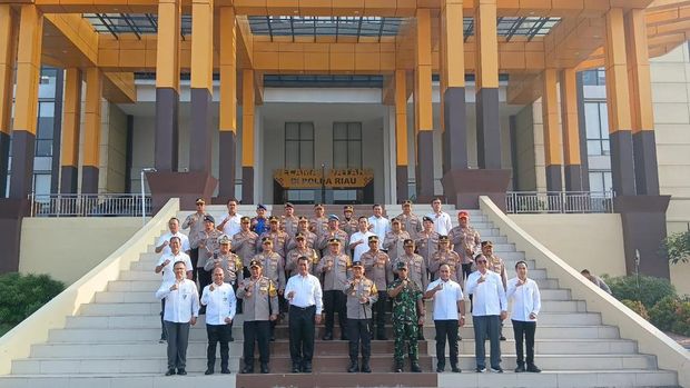 Menteri Pertanian Andi Amran Sulaiman melakukan penanaman pohon di Mapolda Riau, Rabu (23/7/2025).