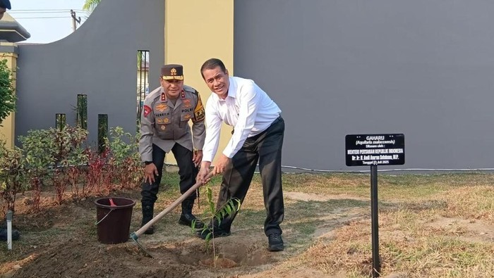 Menteri Pertanian Andi Amran Sulaiman melakukan penanaman pohon di Mapolda Riau, Rabu (23/7/2025).