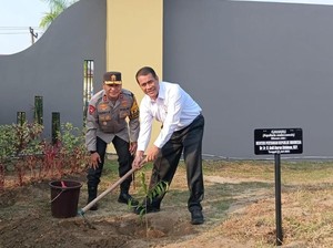 Tanam Pohon di Polda Riau, Mentan Puji Program Inovatif Irjen Herry Heryawan