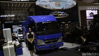 Dalam momen ini, Mitsubishi Fuso juga memperkenalkan inovasi terbaru untuk pengisian ulang baterai e-Canter. Kendaraan ini diambil dari basis Canter FE-71.