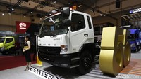 Tampak samping truk Fighter X terbaru. Produk-produk kami sebagai roda penggerak perekonomian Indonesia, hampir 1,5 juta truk Mitsubishi Fuso membuktikan dirinya sebagai pahlawan logistik yang mendistribusikan barang di seluruh Indonesia, kata Daisuke Okamoto.