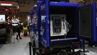 Tampak belakang EV mobile charging. Kami menghadirkan inovasi terbaru yaitu EV Mobile Charging, sebagai support system pengisian daya truk listrik e-Canter secara mobile, sesuai semangat zero down time, kami terus melengkapi ekosistem truk listrik eCanter untuk kemudahan dan kenyamanan konsumen, jelas Daisuke.