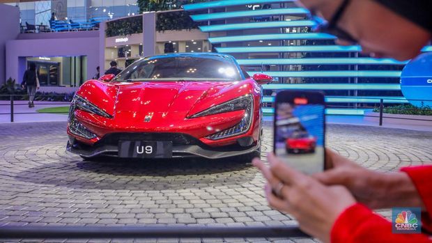 Mobil listrik premium asal China BYD YangWang U9 dipamerkan dalam acara GIIAS 2025 di ICE BSD, Kabupaten Tangerang, Banten, Rabu (23/7/2025). (CNBC Indonesia/Faisal Rahman)