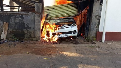 Mobil yang terbakar di wilayah Desa Tumbu, Karangasem pada Rabu (23/7/2025).