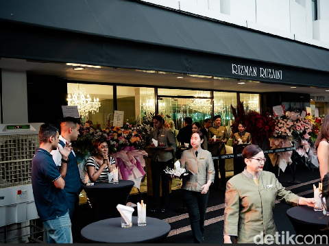 Modinity Group mengumumkan secara resmi telah kolaborasi dengan rumah mode couture asal Malaysia, Rizman Ruzaini.