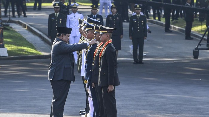 Presiden Prabowo Subianto (kiri) menyematkan tanda pangkat kepada perwira remaja peraih Adhi Makayasa saat Upacara Prasetya Perwira (Praspa) TNI dan Polri tahun 2025 di halaman Istana Merdeka, Jakarta, Rabu (23/7/2025). Presiden Prabowo Subianto melantik dan mengambil sumpah 2000 calon perwira remaja (capaja) TNI dan Polri yang terdiri dari 827 capaja Akademi Militer (Akmil), 433 capaja Akademi Angkatan Laut (AAL), 293 capaja Akademi Angkatan Udara (AAU), serta 447 capaja Akademi Kepolisian (Akpol). ANTARA FOTO/Galih Pradipta