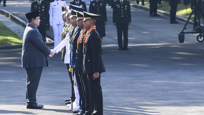 Momen Prabowo Lantik Ribuan Capaja TNI-Polri di Istana Merdeka Presiden Prabowo Subianto (kiri) menyematkan tanda pangkat kepada perwira remaja peraih Adhi Makayasa saat Upacara Prasetya Perwira (Praspa) TNI dan Polri tahun 2025 di halaman Istana Merdeka, Jakarta, Rabu (23/7/2025). Presiden Prabowo Subianto melantik dan mengambil sumpah 2000 calon perwira remaja (capaja) TNI dan Polri yang terdiri dari 827 capaja Akademi Militer (Akmil), 433 capaja Akademi Angkatan Laut (AAL), 293 capaja Akademi Angkatan Udara (AAU), serta 447 capaja Akademi Kepolisian (Akpol). ANTARA FOTO/Galih Pradipta