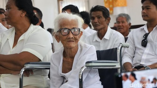 Ni Nyoman Reja saat menghadiri sidang terkait pemalsuan dokumen silsilah keluarga di Pengadilan Negeri (PN) Denpasar, Rabu (23/7/2025). (Foto: Aryo Mahendro/detikBali)