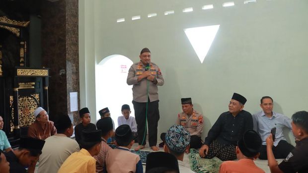 Kapolres Klaten AKBP Nur Cahyo saat memberikan pemaparan kepada anak-anak remaja yang terlibat kenakalan/kejahatan di ponpes Pancasila Sakti. Foto diunggah Rabu (23/7/2025).