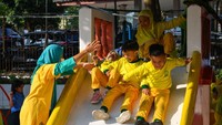 Dini, guru TK Islam Ruhama, berharap agar anak-anak Indonesia mendapatkan hak bermain, belajar, dan tumbuh di lingkungan yang kondusif. Sementara Auna, siswi kelas 4 SD Islam Ruhama, bercita-cita menjadi atlet renang yang membanggakan Indonesia dan meminta fasilitas olahraga yang lebih baik. Foto: Dokumentasi Kemendikdasmen