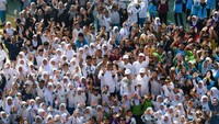 Seluruh satuan pendidikan kompak melakukan Senam Anak Indonesia Hebat (SAIH) secara serentak dan sukses memecahkan Rekor MURI sebagai senam serentak di satuan pendidikan terbanyak! Foto: Dokumentasi Kemendikdasmen