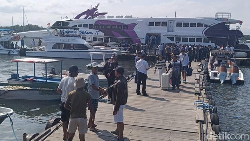 Para penumpang kapal cepat rute Banyuwangi-Denpasar turun di dermaga Pelabuhan Serangan, Denpasar, Bali pada Rabu (23/7/2025). (Foto: Karsiani Putri/detikBali)