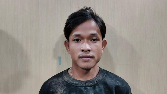 Pelaku pembunuhan berinisial AS saat diamankan di Polres Karimun (Foto: Istimewa)
