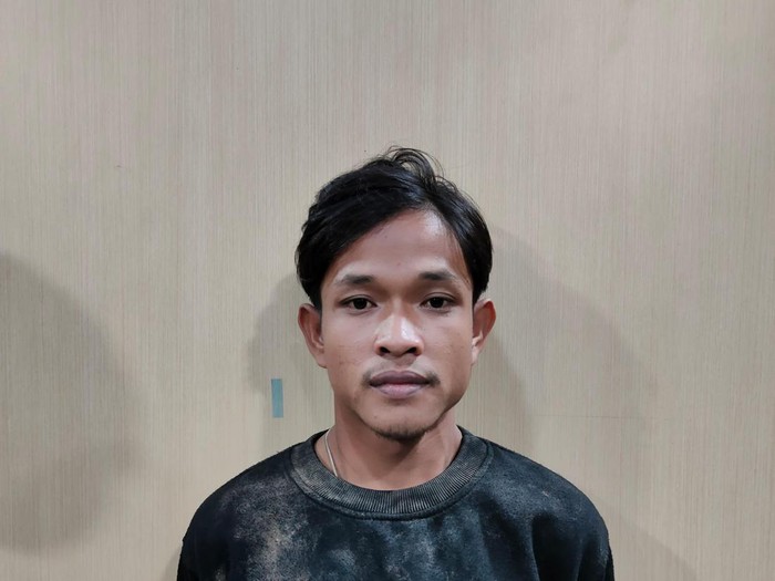 Pelaku pembunuhan berinisial AS saat diamankan di Polres Karimun (Foto: Istimewa)