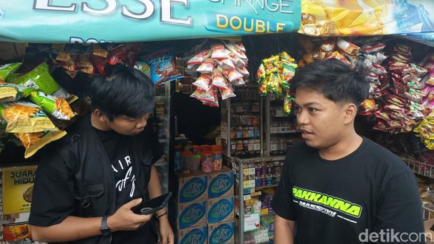 Pemilik warung menceritakan kesaksiannya saat diserang geng motor.