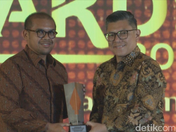 Pemred detikcom Alfito Deannova Gintings memberikan penghargaan  ke Bupati Batang, Faiz Kurniawan, di Gedung Gradhika Bhakti Praja, Semarang, Rabu (23/7/2025).
