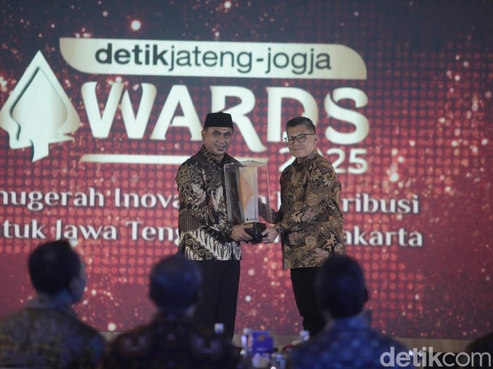 Pemred detikcom Alfito Deannova Gintings menyerahkan penghargaan ke putra KH Maimun Zubair, Taj Yasin Maimun, di detikJateng-Jogja Awards 2025, Semarang, Rabu (23/7/2025) malam.
