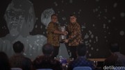 Romo Mangun Dapat Penghargaan Adiluhung detikJogja-Jateng Awards 2025