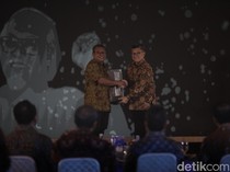 Romo Mangun Dapat Penghargaan Adiluhung detikJogja-Jateng Awards 2025